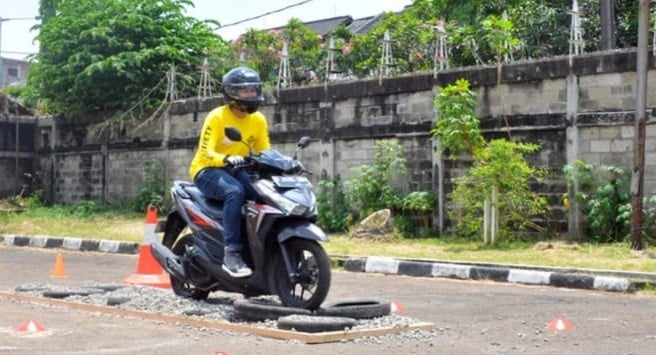 Cara Berkendara Motor Manual dengan Teknik yang Benar